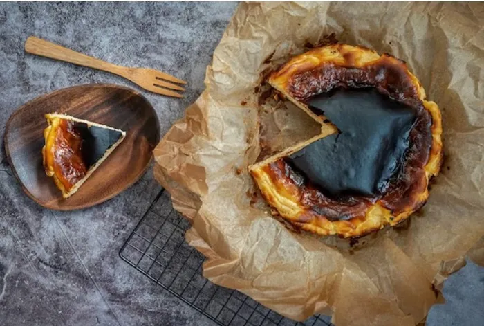 Bánh phô mai cháy kiểu Basque: Điều gì tạo nên sự đặc biệt?